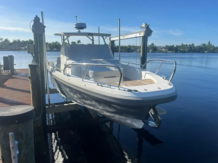  Yacht Photos Pics Nimbus T9 - Exterior profile on lift