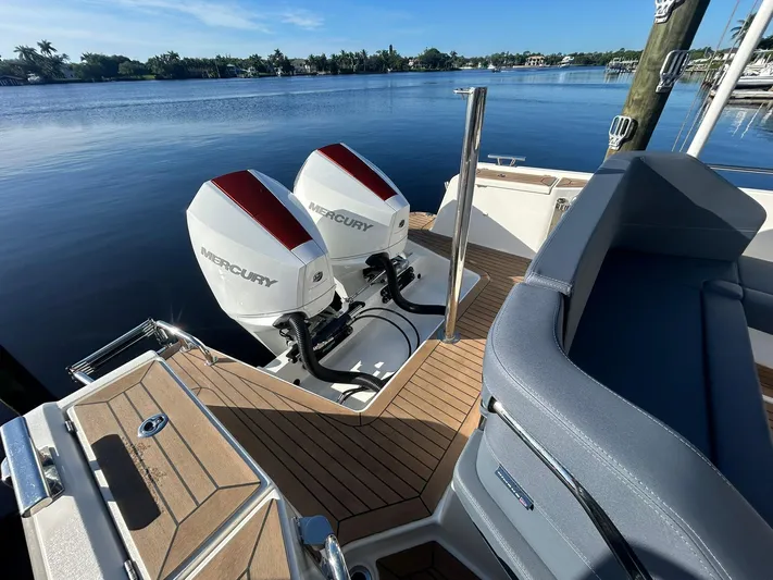  Yacht Photos Pics Nimbus T9 - Engines/swim platform