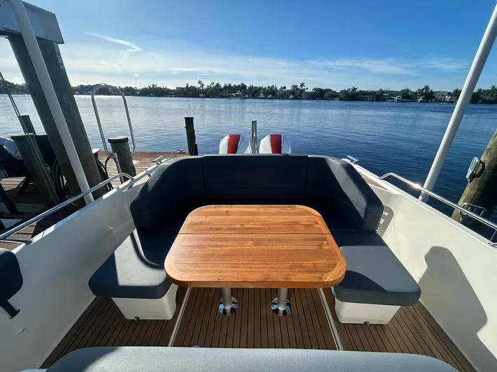  Yacht Photos Pics Nimbus T9 - Aft