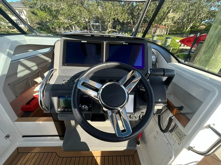  Yacht Photos Pics Nimbus T9 - Helm