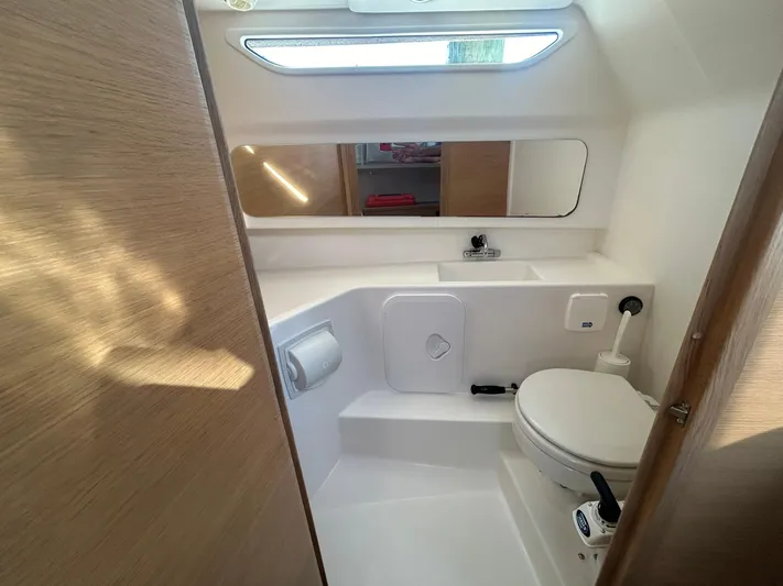  Yacht Photos Pics Nimbus T9 - Head