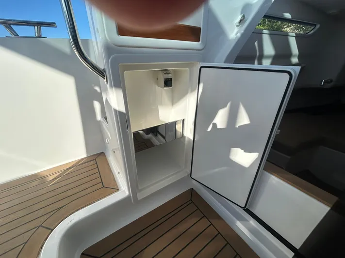  Yacht Photos Pics Nimbus T9 - Fridge