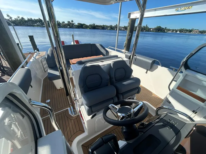  Yacht Photos Pics Nimbus T9 - Helm seating