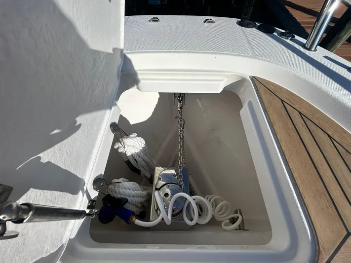  Yacht Photos Pics Nimbus T9 - Windlass anchor