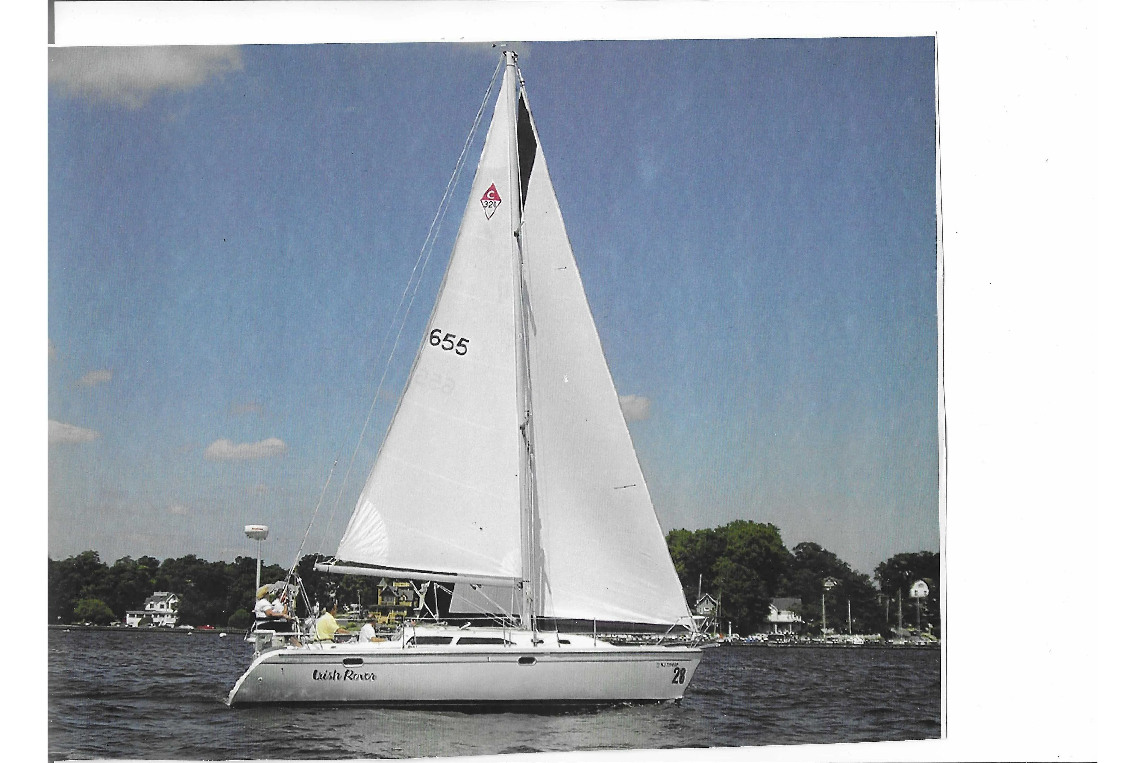 Sailing yacht Catalina 320, 1999 model, gliding on a sunny day with clear skies.