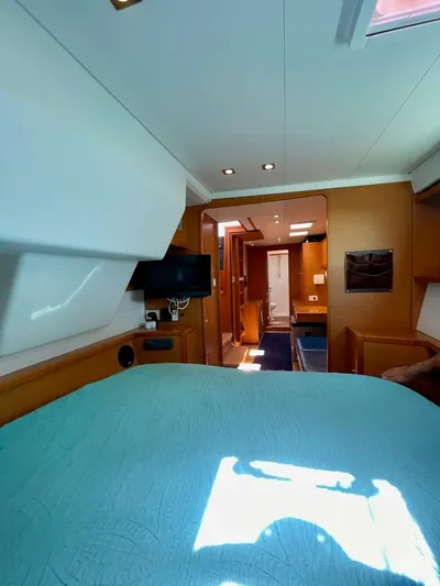 Unfettered Yacht Photos Pics Owner's suite