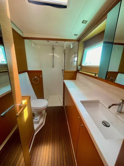 Unfettered Yacht Photos Pics Owner's suite head