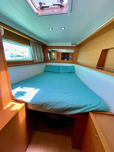 Unfettered Yacht Photos Pics Portside fwd cabin