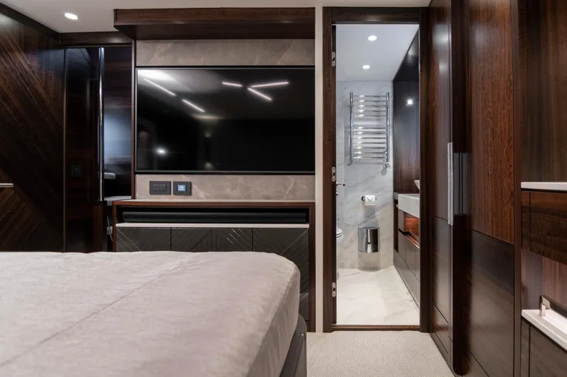 Baillies Yacht Photos Pics Luxurious interior of 2021 Sunseeker Manhattan 68 yacht with modern bedroom and ensuite bathroom.