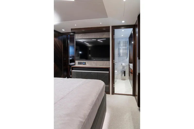 Baillies Yacht Photos Pics Luxurious interior of 2021 Sunseeker Manhattan 68 yacht with modern bedroom and ensuite bathroom.