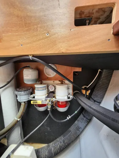 Unfettered Yacht Photos Pics Starboard engineroom