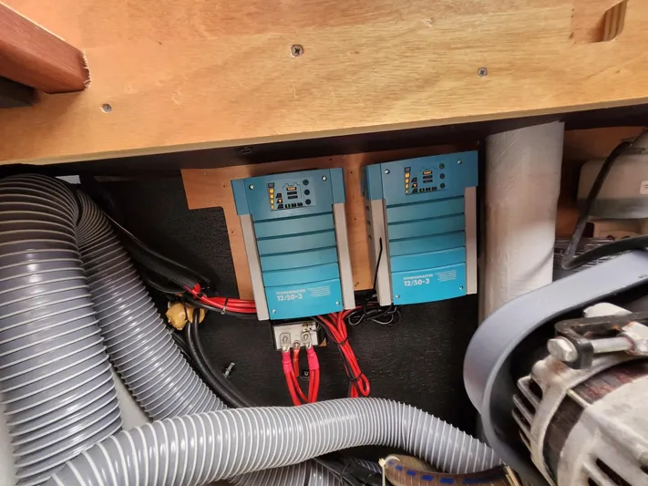 Unfettered Yacht Photos Pics Battery charger