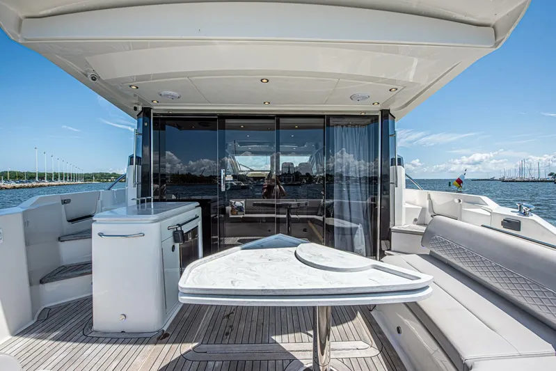 Bob 'n Around Yacht Photos Pics 2018 Sea Ray L550 - Image 18