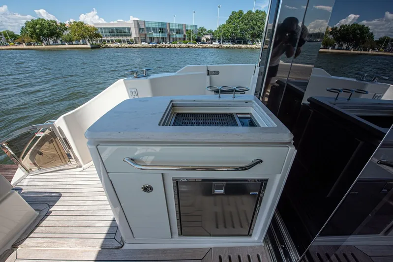 Bob 'n Around Yacht Photos Pics 2018 Sea Ray L550 - Image 20
