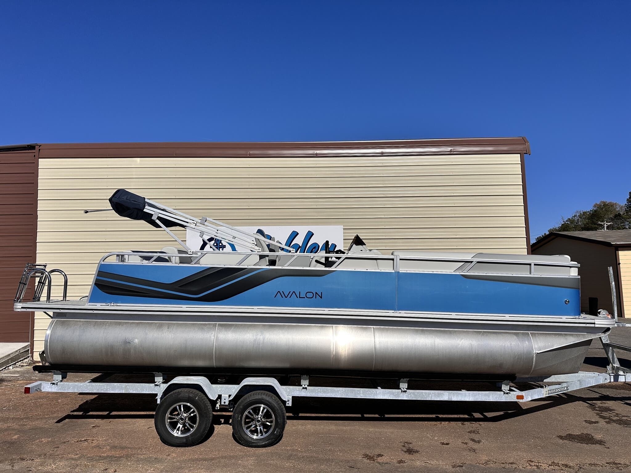 Avalon Venture 23 CRUISE REAR BENCH