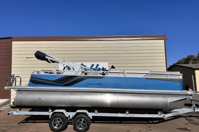 Avalon Venture 23 CRUISE REAR BENCH