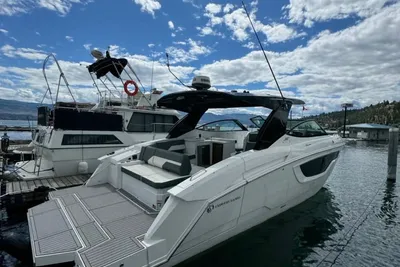 Cruisers Yachts 38 GLS I/O