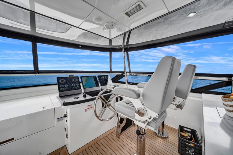 2018-92-hatteras-m90-panacera