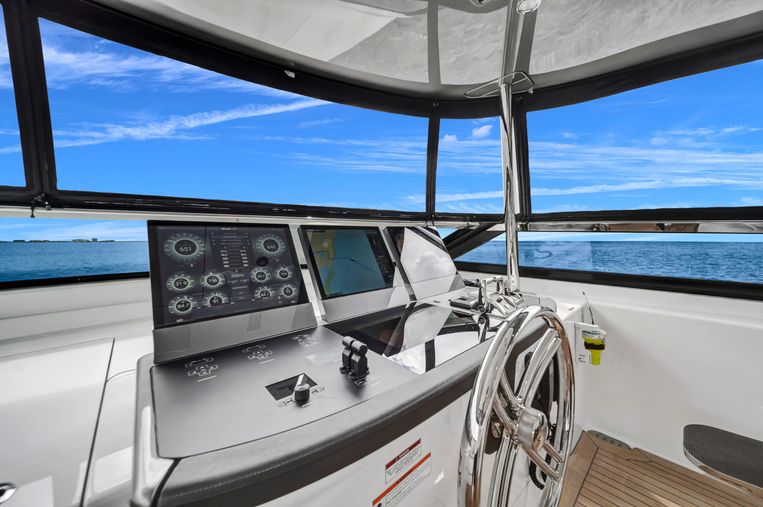 2018-92-hatteras-m90-panacera