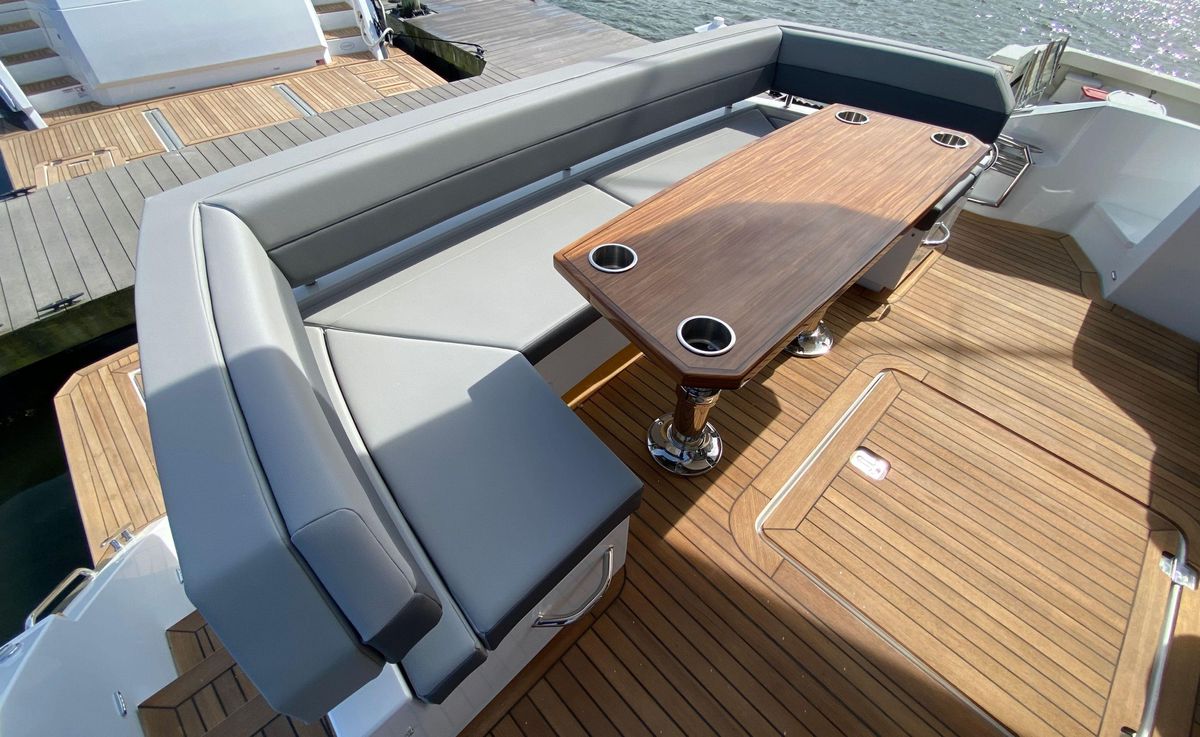 2022 Cruisers Yachts 59 