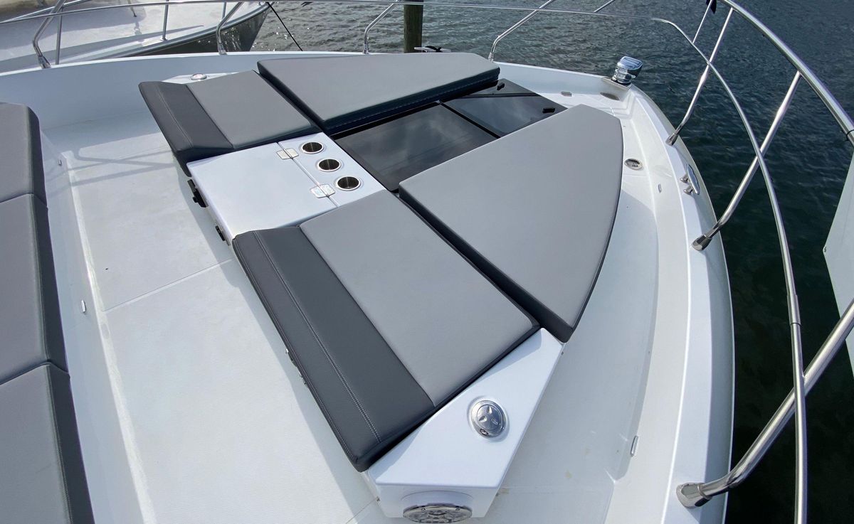 2022 Cruisers Yachts 59 