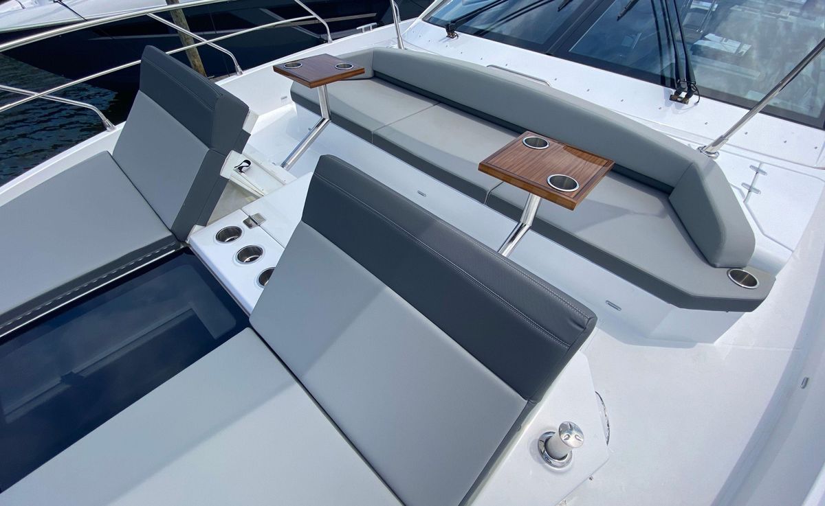 2022 Cruisers Yachts 59 