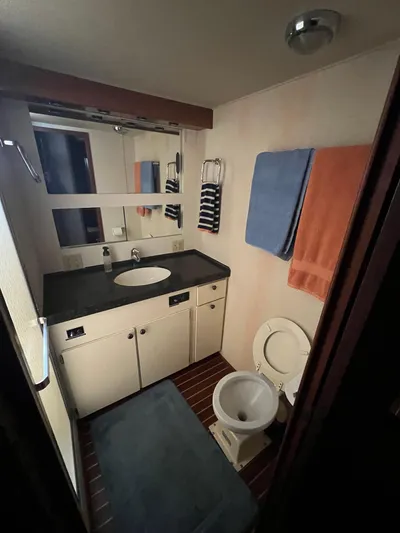 My Chanticleer Yacht Photos Pics Guest head