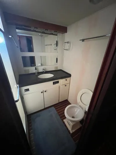 My Chanticleer Yacht Photos Pics Guest head