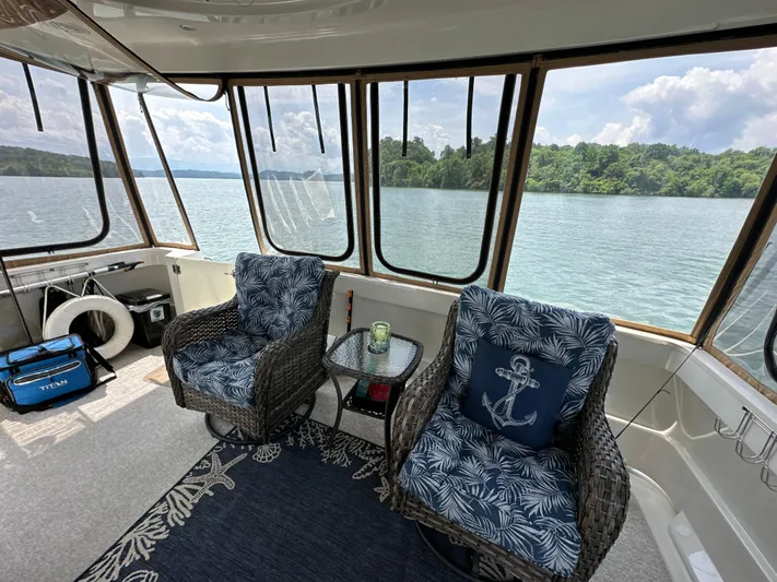  Yacht Photos Pics Interior of 2002 Carver 466 Motor Yacht with lake view and cozy seating.