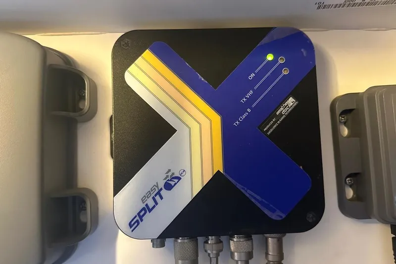  Yacht Photos Pics Easy Split device on Beneteau Gran Turismo 44, 2012 model, with indicator lights.