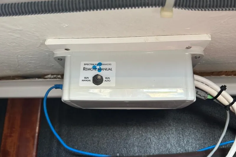  Yacht Photos Pics Remote control box on 2012 Beneteau Gran Turismo 44 yacht, featuring manual and auto modes.