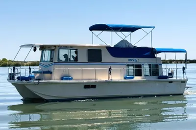 Holiday Mansion 38 Houseboat