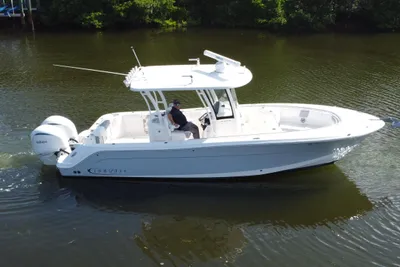 Robalo R302 Center Console