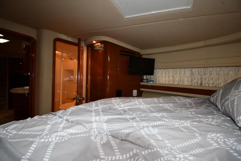 Yacht Photos Pics Interior cabin of 2003 Sea Ray 460 Sundancer yacht with bed and TV.