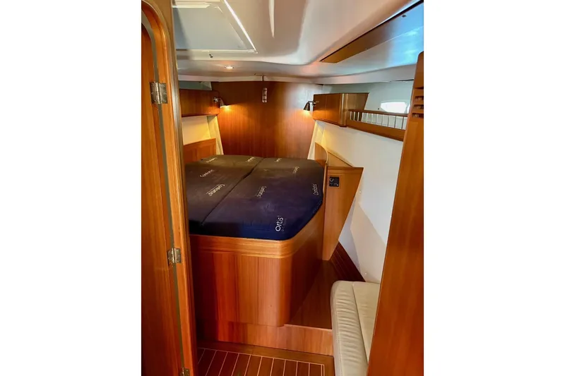  Yacht Photos Pics Forward cabin