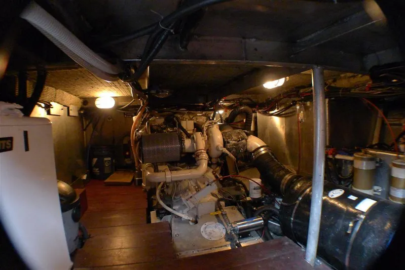 Lone Wolf Yacht Photos Pics Spacious Engine room
