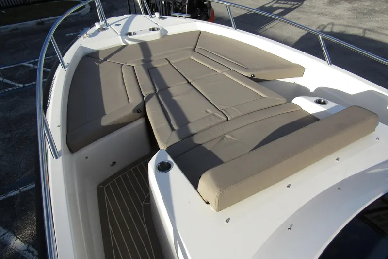  Yacht Photos Pics 2023 Windy SR28 CC boat with spacious cushioned seating area.