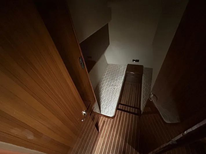 No Name Yacht Photos Pics 2008 Viking Convertible 60 cabin interior with wooden flooring and a single bed.