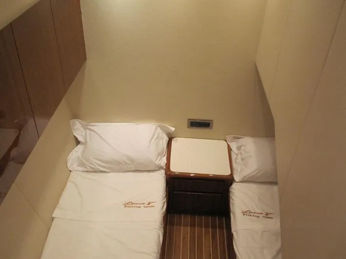 No Name Yacht Photos Pics Twin beds in a 2008 Viking Convertible 60 yacht cabin, featuring wooden flooring.