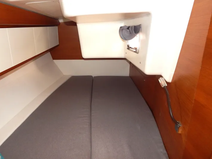  Yacht Photos Pics Italia Yachts 13.98 2021 interior cabin with wooden finish and cozy bedding.