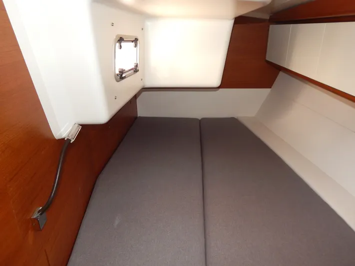  Yacht Photos Pics Italia Yachts 13.98 2021 cabin interior with wooden finish and cozy bedding.