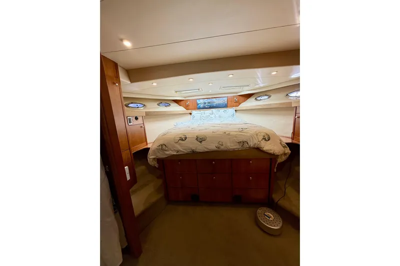 Trademarc Yacht Photos Pics Luxurious cabin interior of 2004 Meridian 490 Pilothouse yacht with cozy bedding.