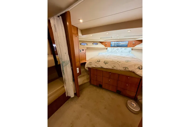 Trademarc Yacht Photos Pics Luxurious bedroom interior of 2004 Meridian 490 Pilothouse yacht with cozy bedding.