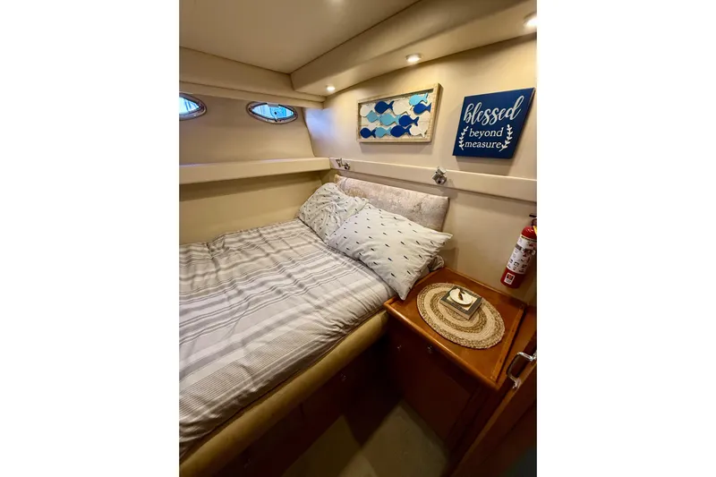 Trademarc Yacht Photos Pics Cozy bedroom in 2004 Meridian 490 Pilothouse yacht with nautical decor.