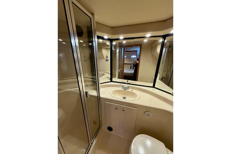 Trademarc Yacht Photos Pics Bathroom interior of 2004 Meridian 490 Pilothouse yacht with mirrored cabinets.