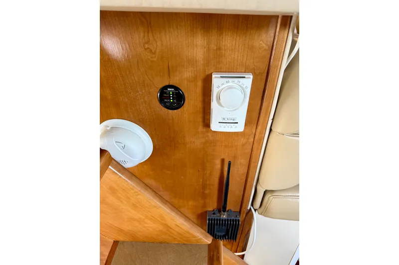 Trademarc Yacht Photos Pics 2004 Meridian 490 Pilothouse interior with thermostat and control panel.