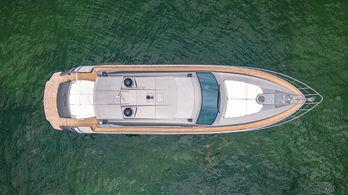 2009 Pershing 64 