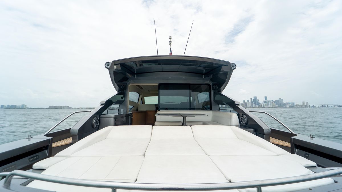 2009 Pershing 64 