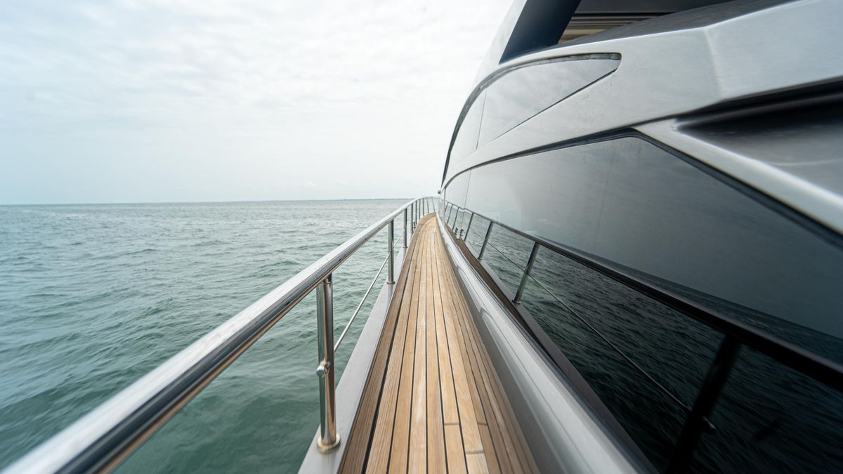 2009 Pershing 64 