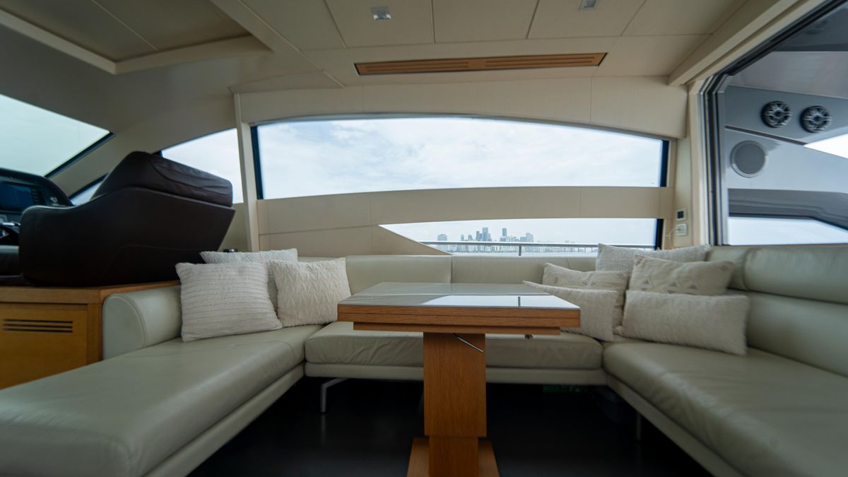 2009 Pershing 64 
